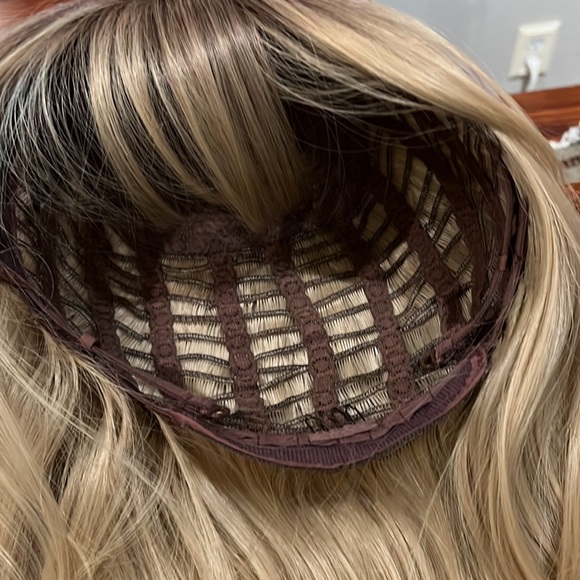 EUC adjustable blonde wig - Picture 5 of 5